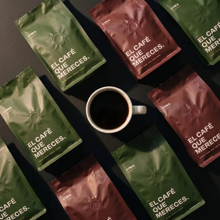 Bolsas de CIMA Reserva y CIMA Origen alrededor de una taza de café