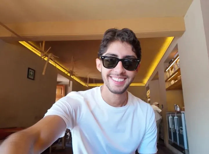 Horacio sonriendo en una cafetería