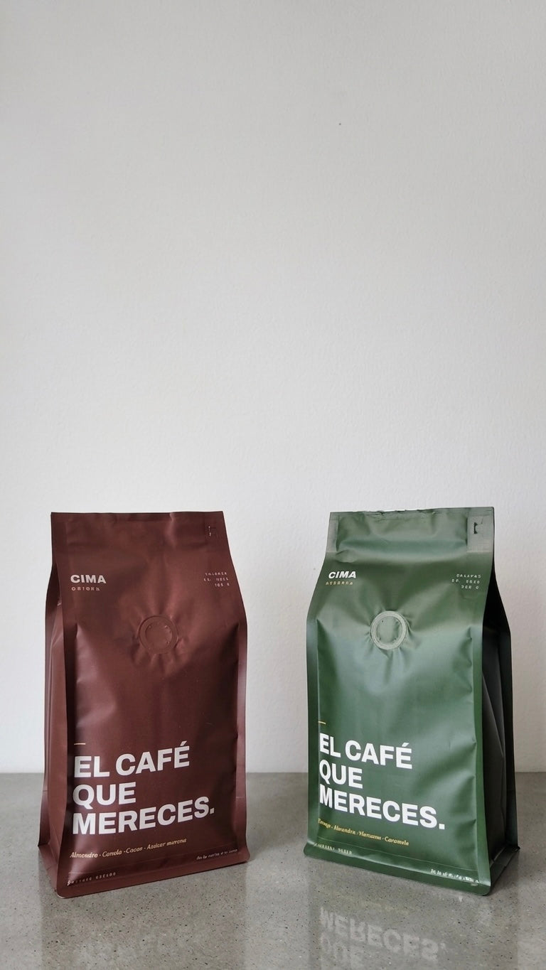 Bolsas de 500 g de café de especialidad CIMA Reserva y Origen del pack El Kilo, foto real