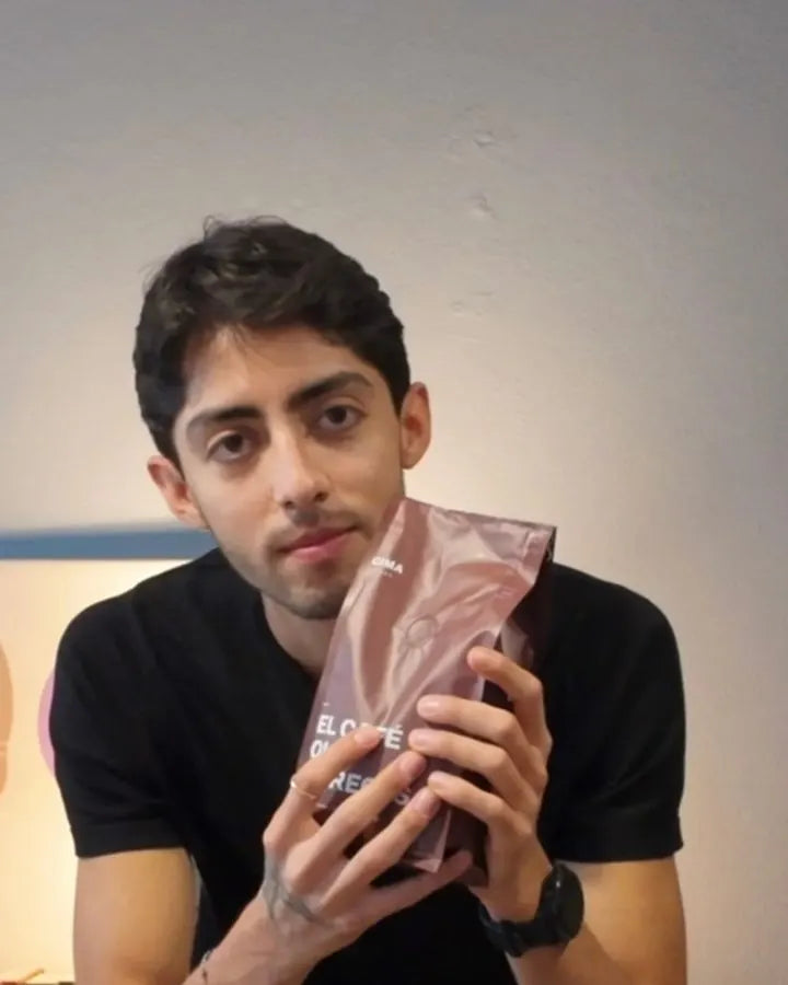 Horacio, de CIMA Café, con una bolsa de CIMA Origen