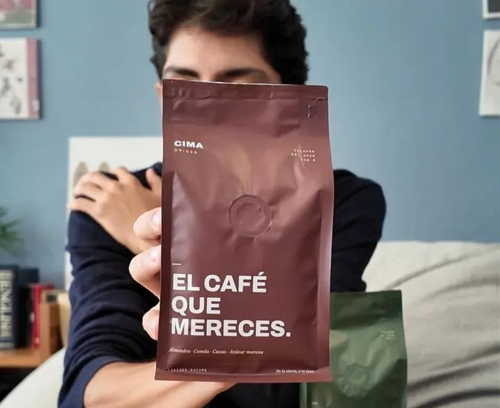Una bolsa de CIMA Origen al frente y una de CIMA Reserva sobre la mesa